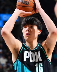 皇冠体育官方网站-杨瀚森第20场DNP！开拓者大胜热火4连胜 阿夫迪亚伤退热巴32+10