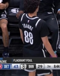 皇冠体育登录入口-打急了！特拉奥雷推倒霍兰 被吹一级恶意犯规