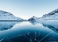 皇冠体育-少打一人！三镇球员阿德里亚诺铲球领到第二张黄牌，被红牌罚下